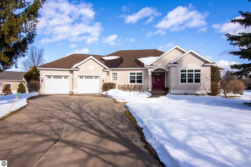 5002 Arrowhead Circle, Williamsburg, MI 49690