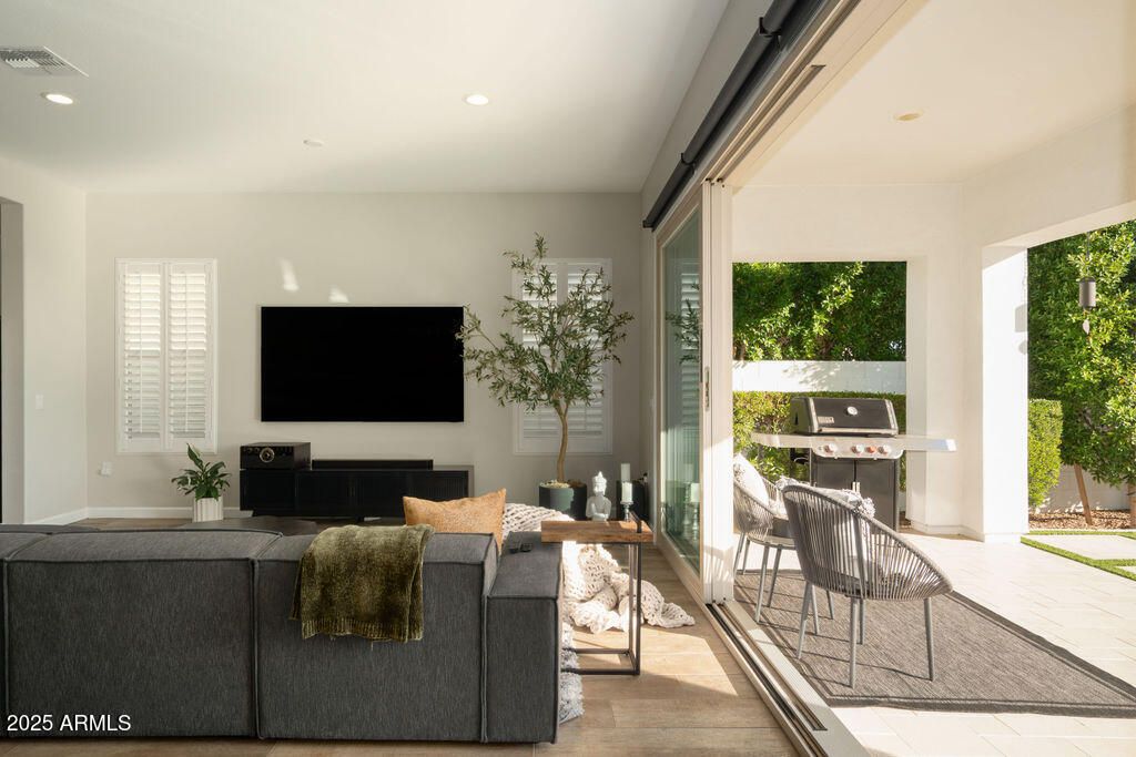 6525 E LIBBY Street, Phoenix, AZ 85054