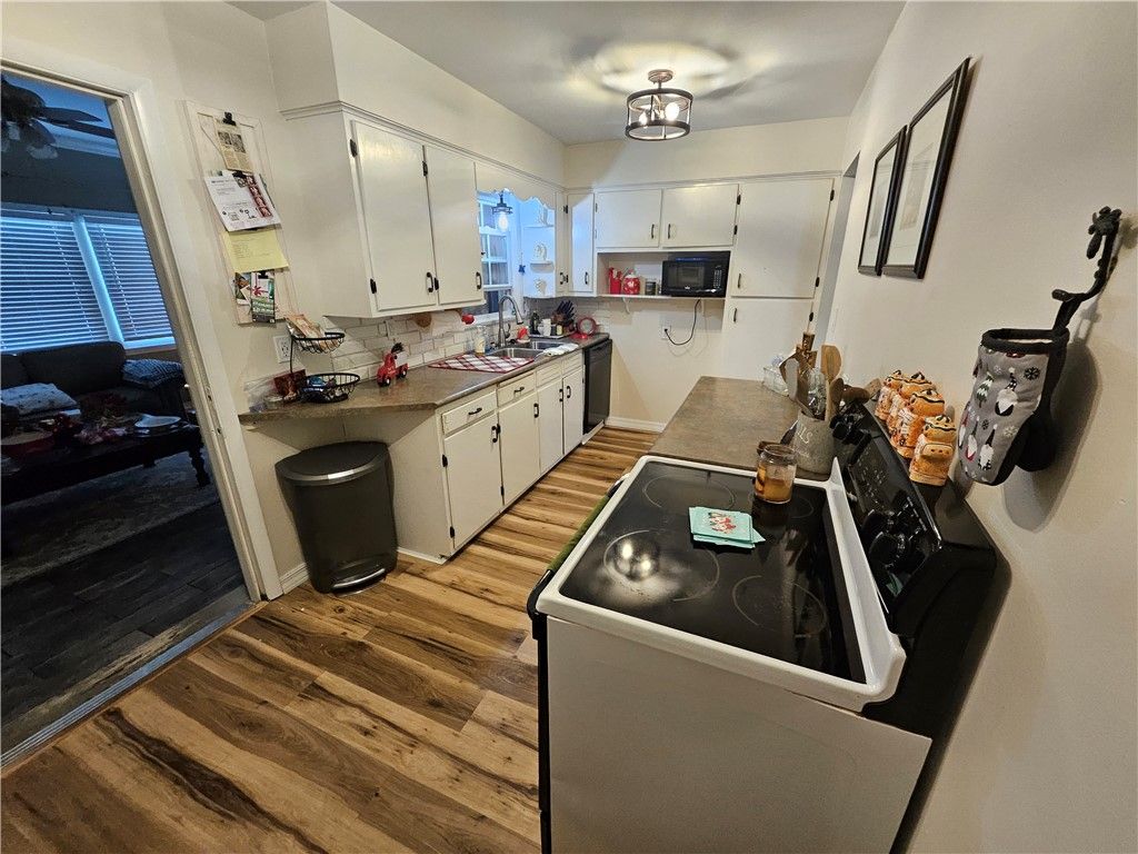 Image 5 of property listing at 102 W Elizabeth, Neshannock Twp, PA 16105