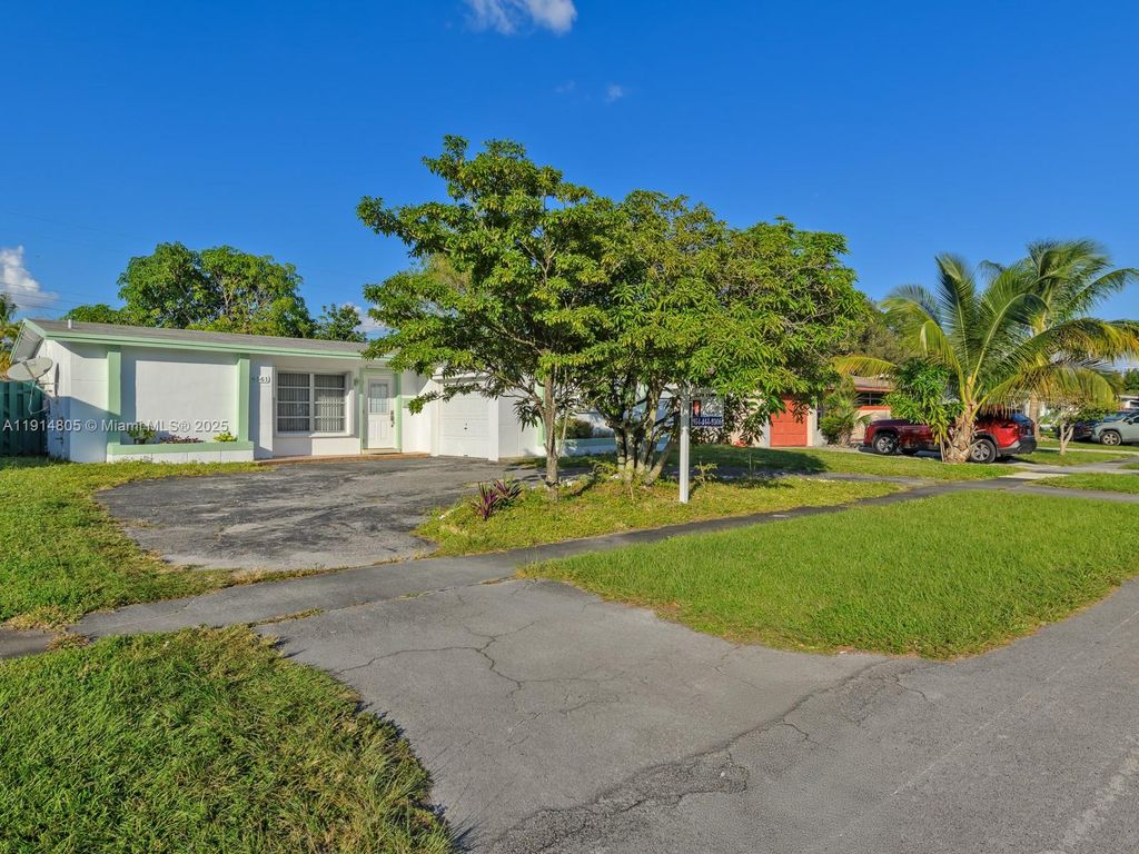 6561 NW 28th St, Sunrise, FL 33313