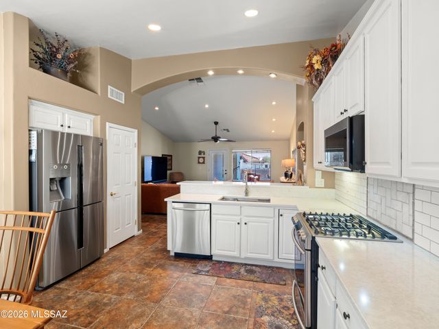 1986 E Desert Lark Pass, Green Valley, AZ 85614