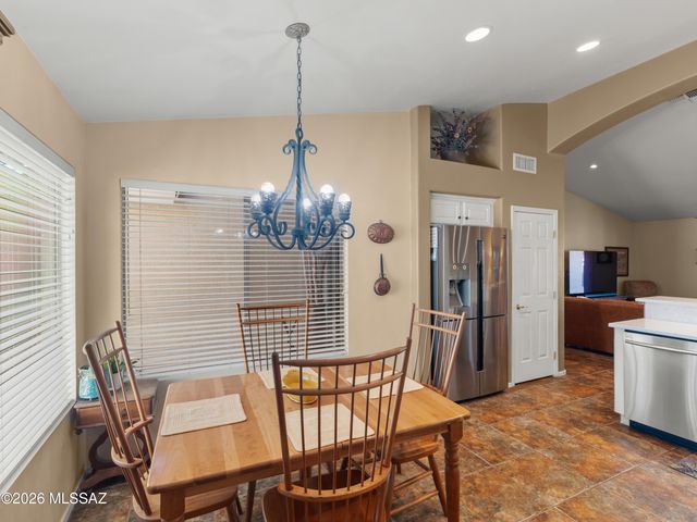 1986 E Desert Lark Pass, Green Valley, AZ 85614