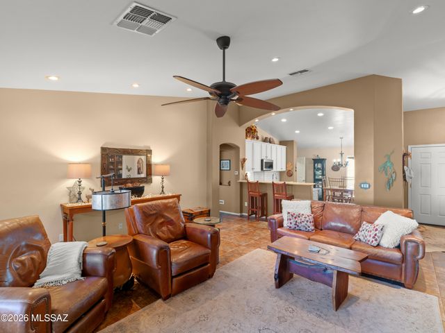 1986 E Desert Lark Pass, Green Valley, AZ 85614