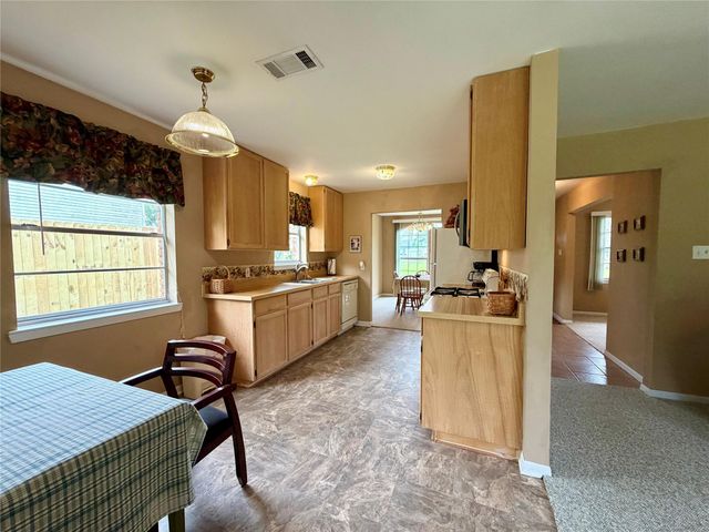 114 Edgewater Street, Clute, TX 77531