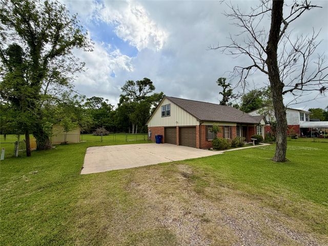 114 Edgewater Street, Clute, TX 77531