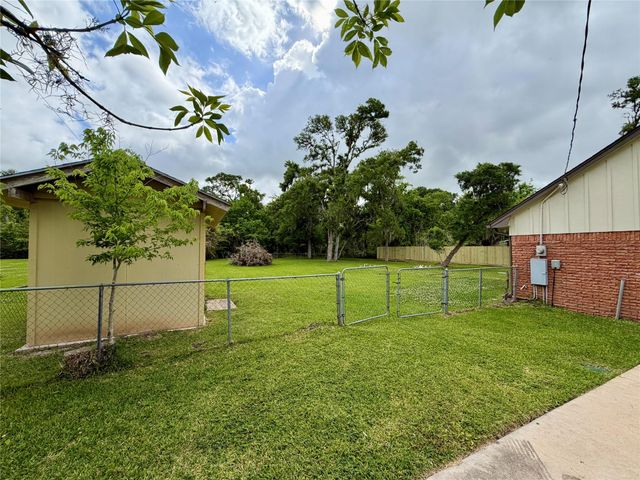 114 Edgewater Street, Clute, TX 77531