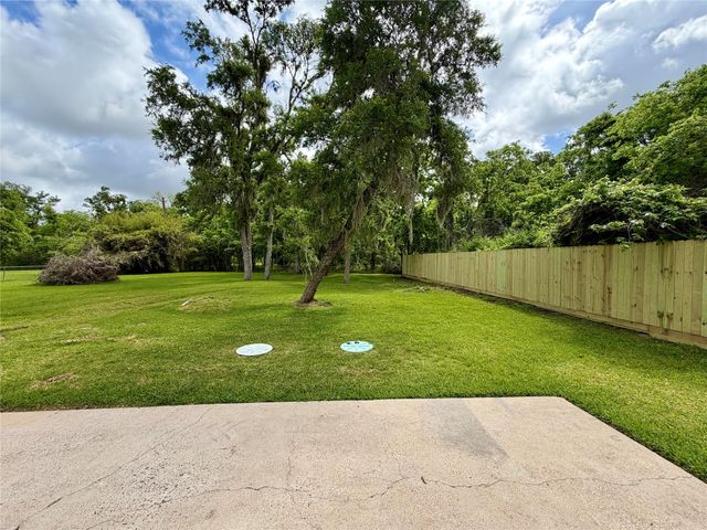114 Edgewater Street, Clute, TX 77531