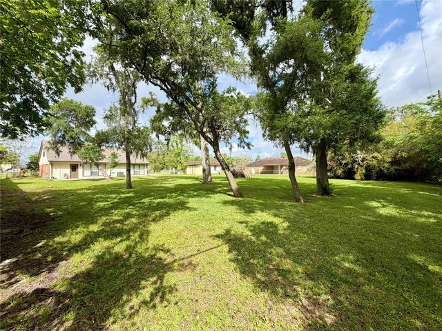 114 Edgewater Street, Clute, TX 77531