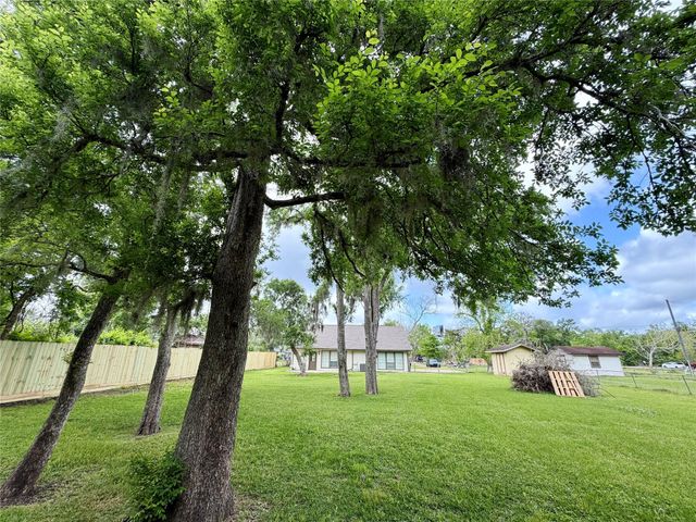 114 Edgewater Street, Clute, TX 77531