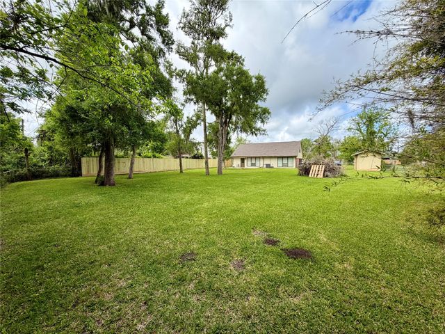 114 Edgewater Street, Clute, TX 77531