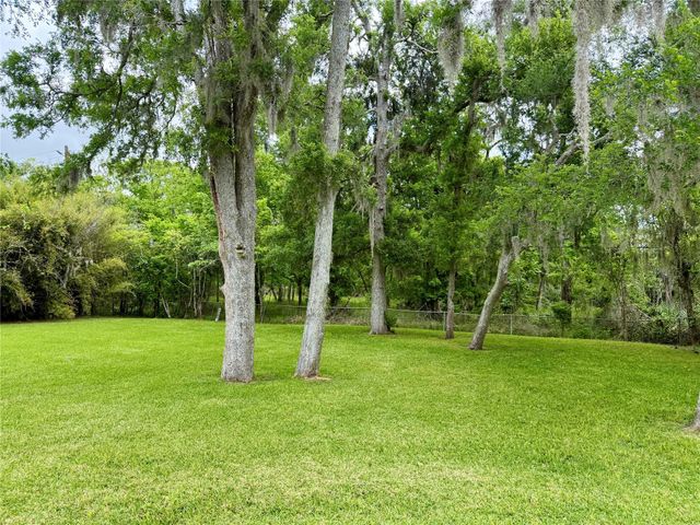114 Edgewater Street, Clute, TX 77531