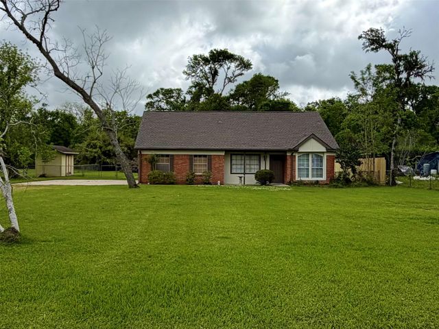 114 Edgewater Street, Clute, TX 77531