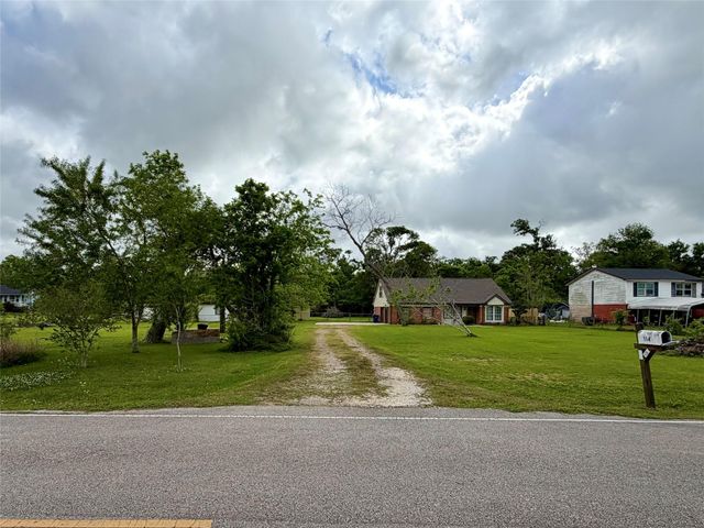 114 Edgewater Street, Clute, TX 77531