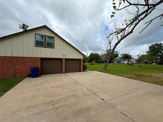 114 Edgewater Street, Clute, TX 77531