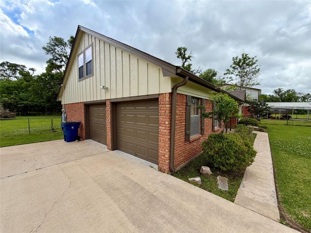 114 Edgewater Street, Clute, TX 77531