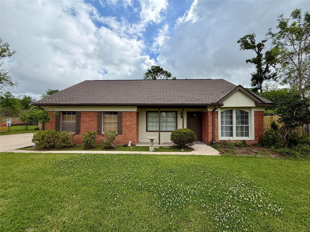 114 Edgewater Street, Clute, TX 77531