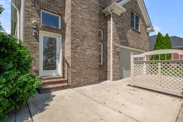 1885 Goodpaster Way, Lexington, KY 40505