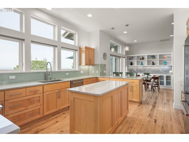 2749 SUNCREST Ave, Eugene, OR 97405