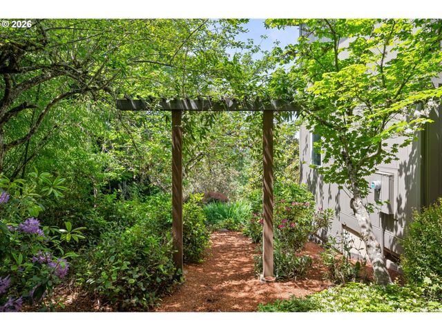 2749 SUNCREST Ave, Eugene, OR 97405