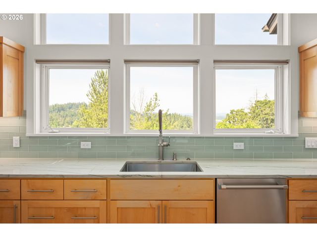 2749 SUNCREST Ave, Eugene, OR 97405