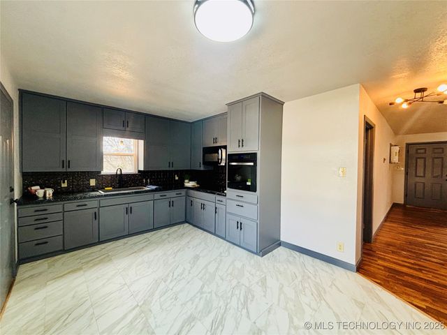 800 W Grand Avenue, Eufaula, OK 74432