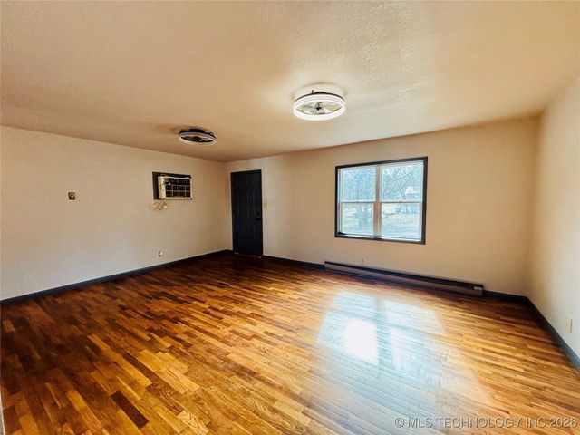 800 W Grand Avenue, Eufaula, OK 74432