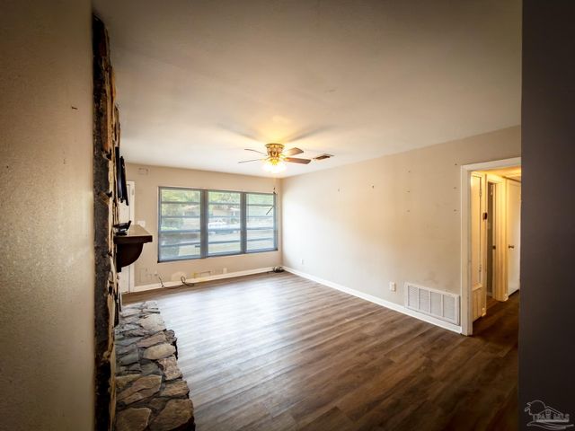 911 Springbrook Ave, Pensacola, FL 32505