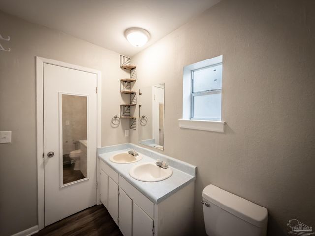 911 Springbrook Ave, Pensacola, FL 32505