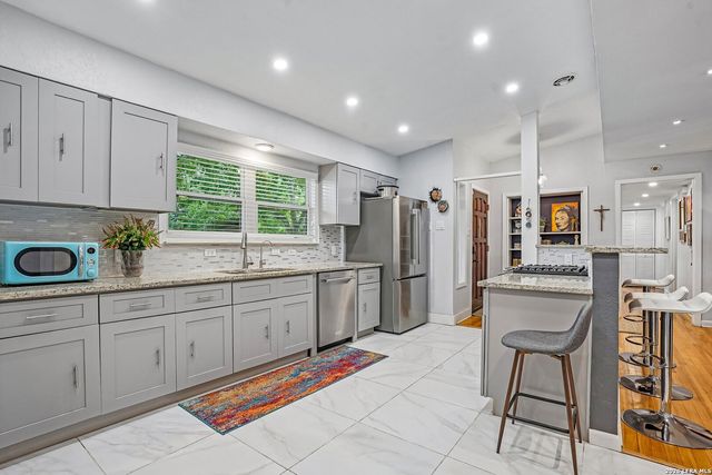 250 Springwood Ln, San Antonio, TX 78216