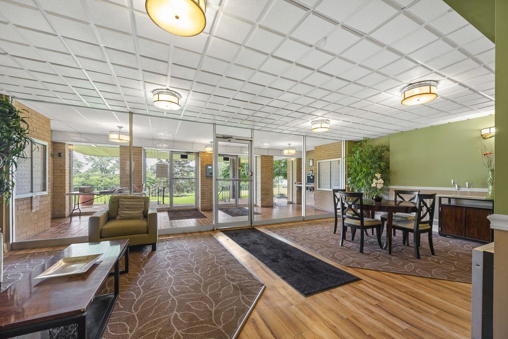 5400 Walnut Avenue 410, Downers Grove, IL 60515 — photo 2