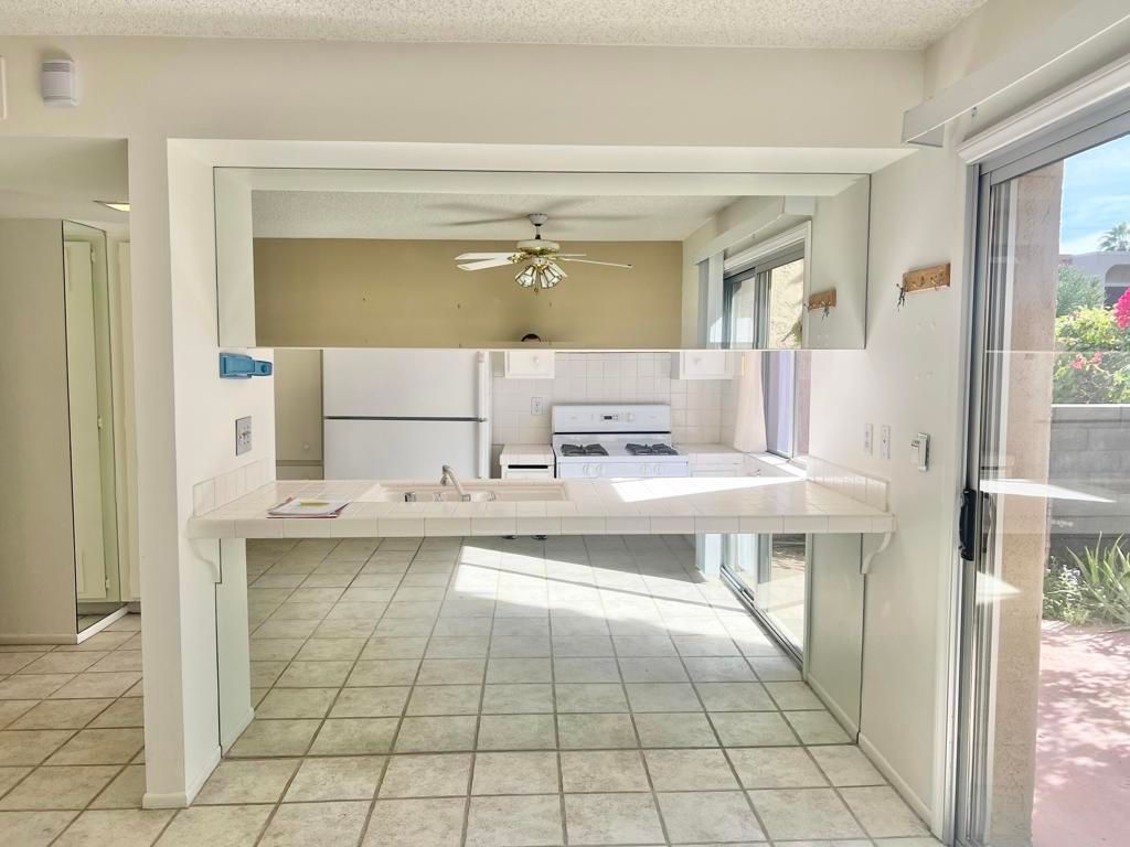 Image 10 of property listing at 232 E Via Escuela C, Palm Springs, CA 92262