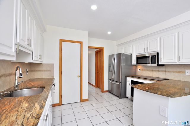 24 Wintonbury Drive, Farmington, CT 06032