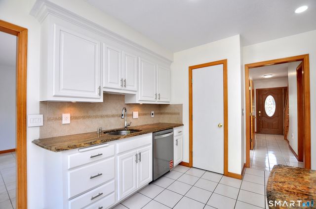 24 Wintonbury Drive, Farmington, CT 06032