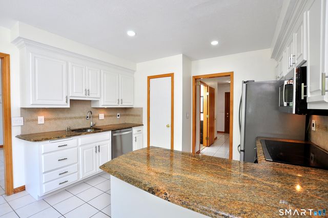 24 Wintonbury Drive, Farmington, CT 06032