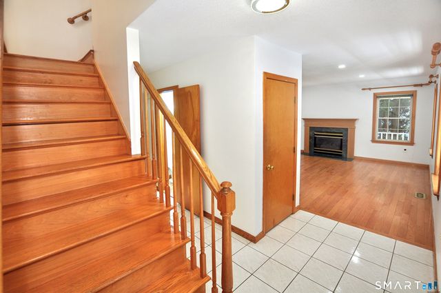 24 Wintonbury Drive, Farmington, CT 06032
