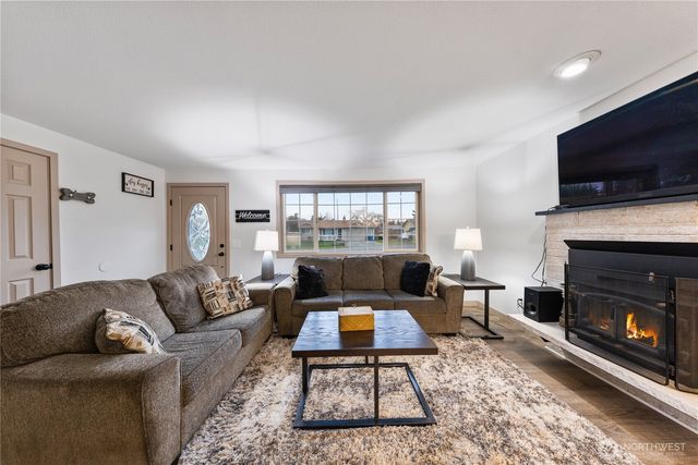 882 SW McCrohan Street, Oak Harbor, WA 98277