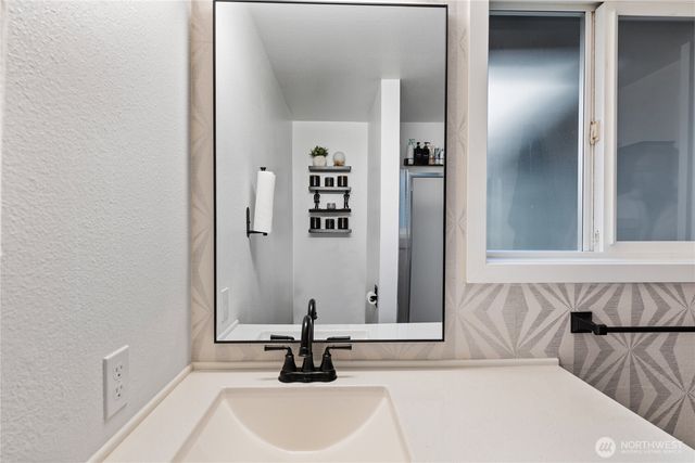 882 SW McCrohan Street, Oak Harbor, WA 98277