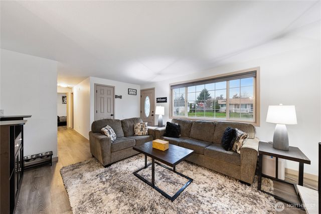 882 SW McCrohan Street, Oak Harbor, WA 98277