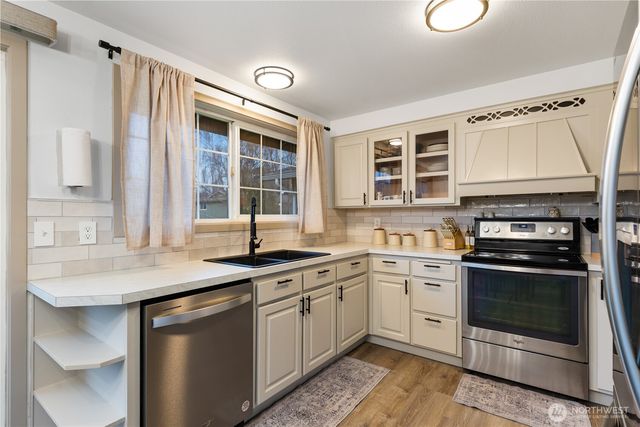 882 SW McCrohan Street, Oak Harbor, WA 98277