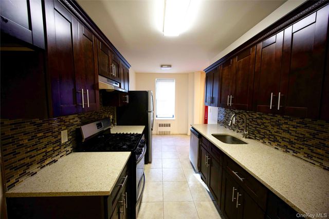2 Spruce Street 2J, Great Neck, NY 11021