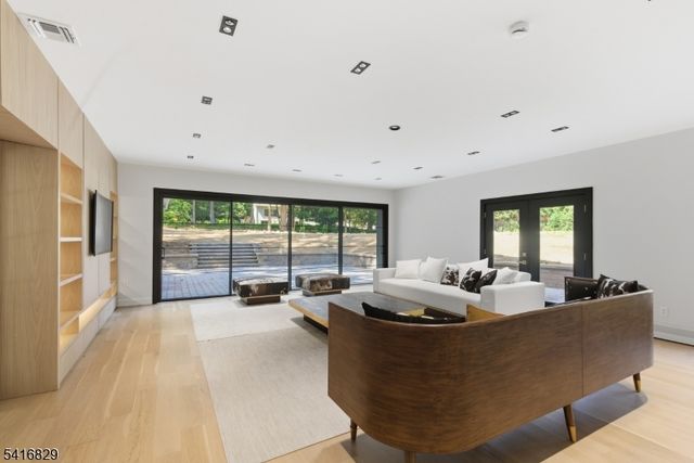 60 Brookside Dr, Upper Saddle River Boro, NJ 07458