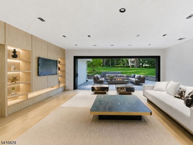 60 Brookside Dr, Upper Saddle River Boro, NJ 07458