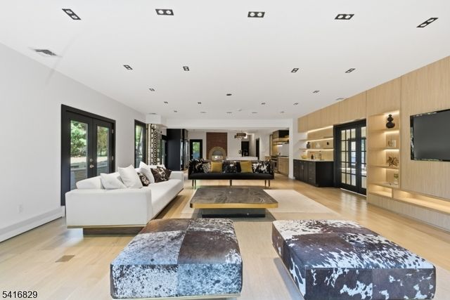 60 Brookside Dr, Upper Saddle River Boro, NJ 07458