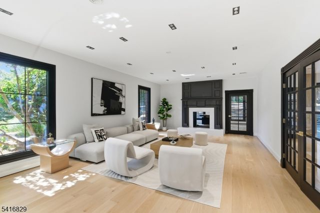 60 Brookside Dr, Upper Saddle River Boro, NJ 07458