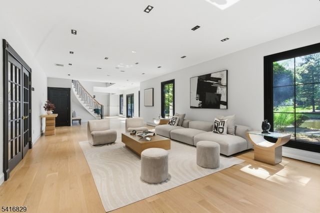 60 Brookside Dr, Upper Saddle River Boro, NJ 07458