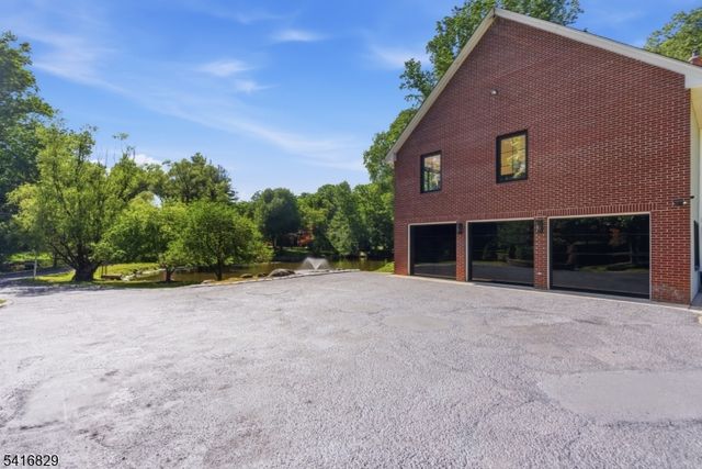 60 Brookside Dr, Upper Saddle River Boro, NJ 07458