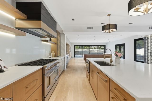 60 Brookside Dr, Upper Saddle River Boro, NJ 07458