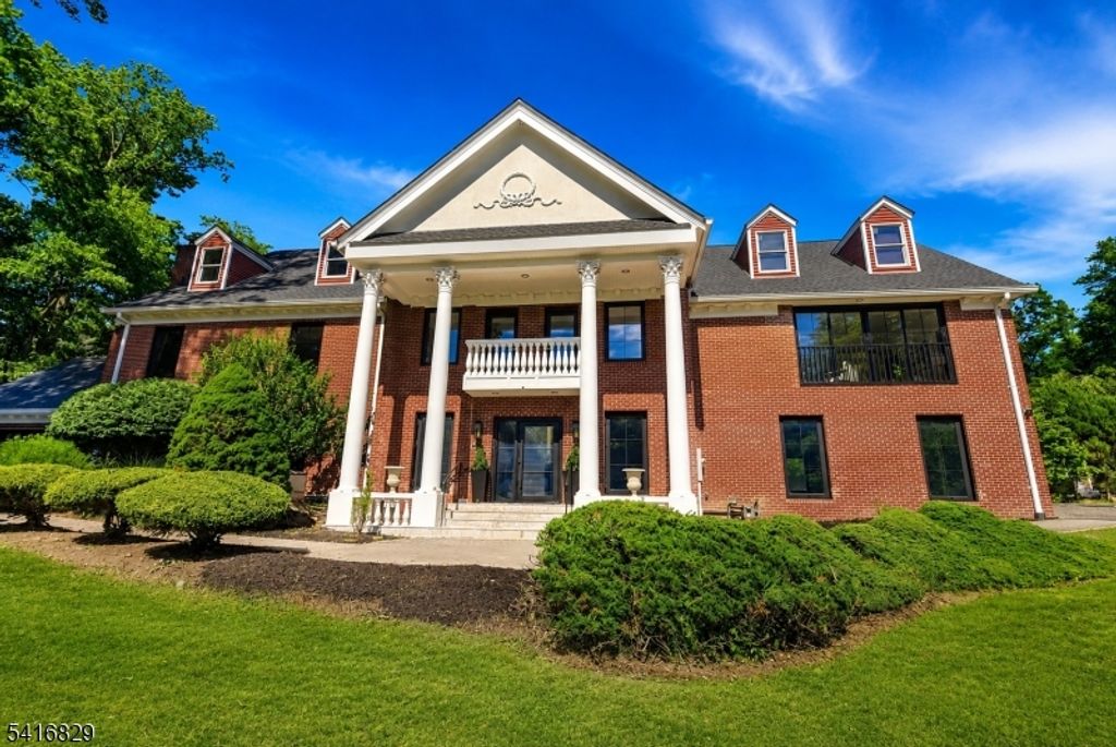 60 Brookside Dr, Upper Saddle River Boro, NJ 07458