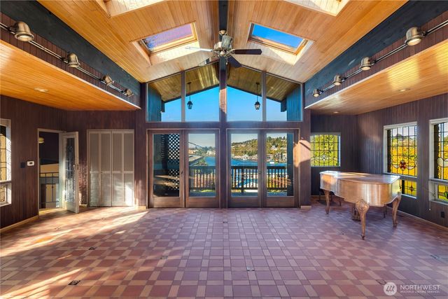 3653 W Commodore Way, Seattle, WA 98199