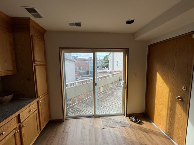 2742 N Kenmore Avenue, Chicago, IL 60614